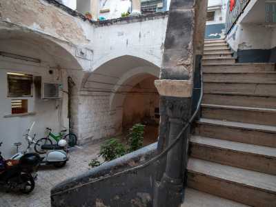 Saliamo ora al livello superiore attraverso una lunga scala in pietra, il cui parapetto � impreziosito da eleganti dettagli come una semi colonnina dal capitello finemente scolpito